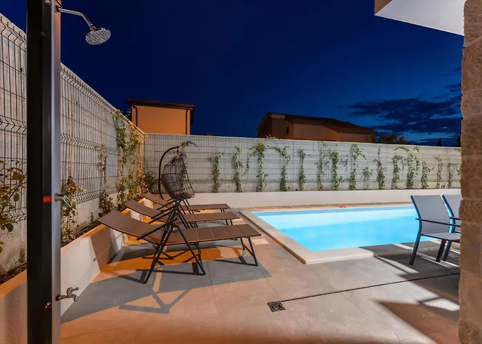 Casa Coral Vila Crno