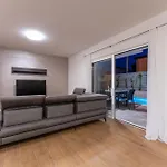 Casa Coral Crno