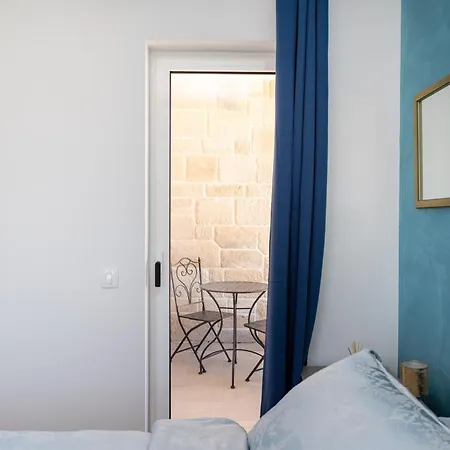 Casa Coral Crno
