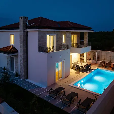 Casa Coral Crno